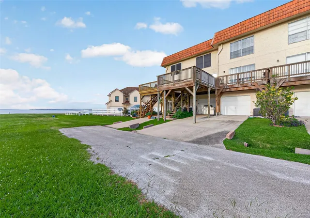 Photo 3 of Townhouse for sale at 71 Regency Point, Montgomery, TX 77356 | MLS# 7557825 | Listing updated on 2026-09-18