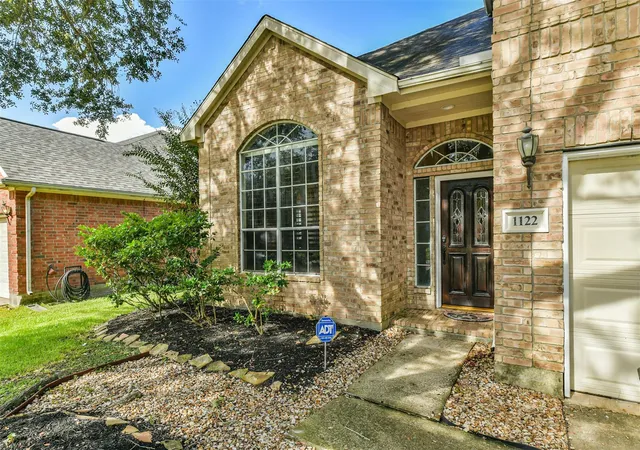 Photo 1 of Single family home for sale at 1122 Sussex Trl, Pearland, TX 77584 | MLS# 71819075 | Listing updated on 2026-10-04