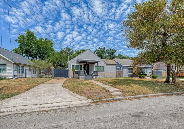 Photo 2 of Single family home for sale at 817 Eleanor St, Houston, TX 77009 | MLS# 56981299 | Listing updated on 2026-09-16
