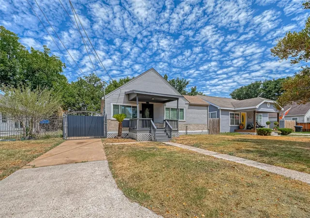 Photo 3 of Single family home for sale at 817 Eleanor St, Houston, TX 77009 | MLS# 56981299 | Listing updated on 2026-09-16