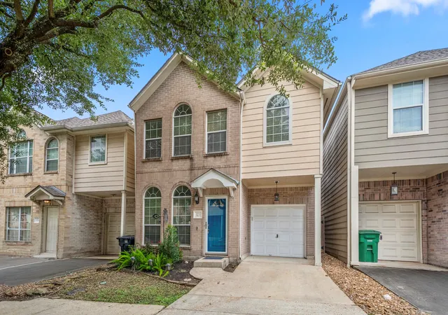 Photo 1 of Single family home for sale at 323 Plz Del Sol Park, Houston, TX 77020 | MLS# 44402170 | Listing updated on 2026-09-16