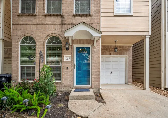 Photo 2 of Single family home for sale at 323 Plz Del Sol Park, Houston, TX 77020 | MLS# 44402170 | Listing updated on 2026-09-16