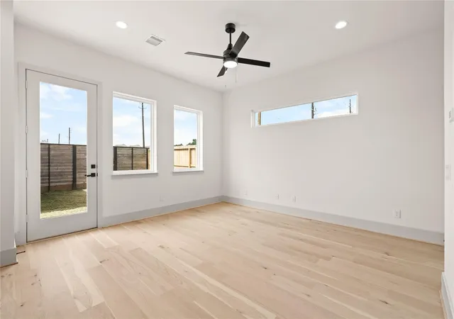 Photo 3 of Single family home for sale at 4012 Buffalo Moon Dr, Houston, TX 77045 | MLS# 30772727 | Listing updated on 2026-09-12