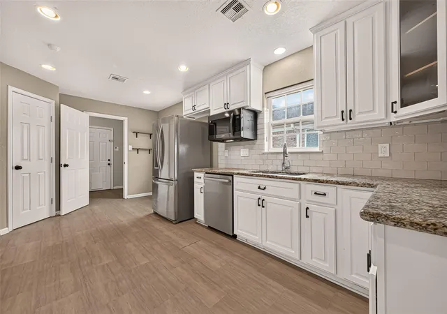 Photo 4 of Single family home for sale at 5511 Lymbar Dr, Houston, TX 77096 | MLS# 89300245 | Listing updated on 2026-09-13
