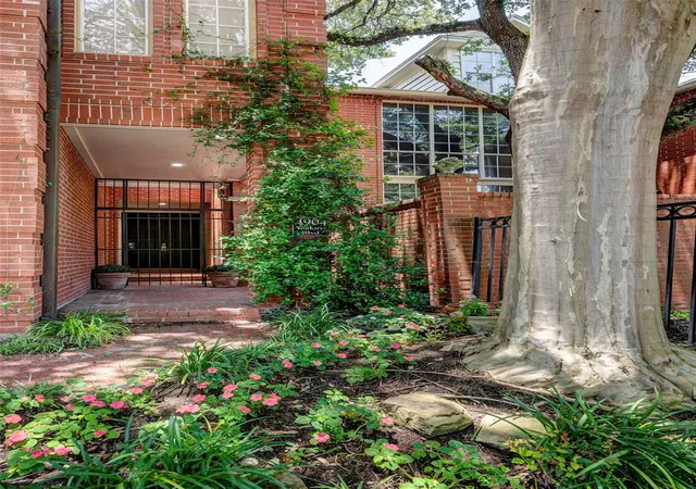 Photo 2 of Sale Pending at 4904 Yoakum Blvd, Houston, TX 77006 | MLS# 33575430 | Listing updated on 2026-09-08