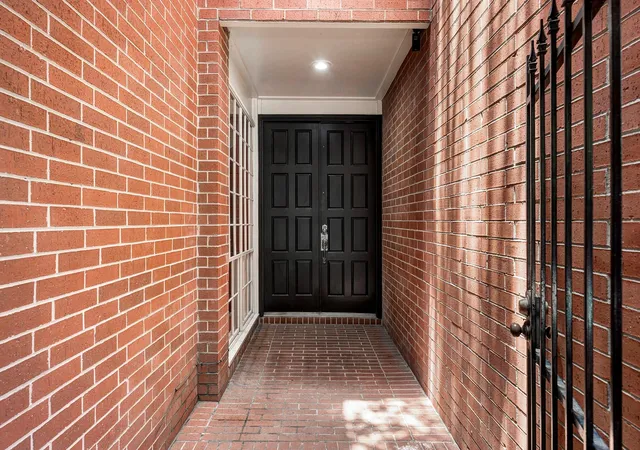 Photo 3 of Sale Pending at 4904 Yoakum Blvd, Houston, TX 77006 | MLS# 33575430 | Listing updated on 2026-09-08
