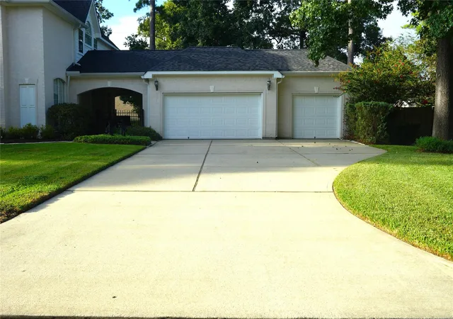 Photo 4 of Single family home for sale at 14206 Spring Pines Dr, Tomball, TX 77375 | MLS# 88289647 | Listing updated on 2026-10-07