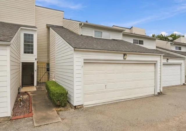 Photo 3 of Townhouse for sale at 7391 Antoine Dr, Houston, TX 77088 | MLS# 43718690 | Listing updated on 2026-09-21
