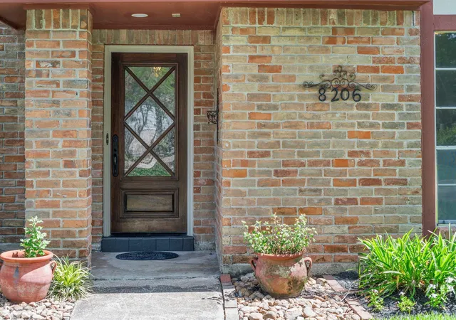 Photo 4 of Single family home for sale at 8206 Colonial Oaks Ln, Spring, TX 77379 | MLS# 12339146 | Listing updated on 2026-09-11