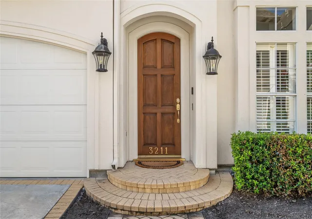 Photo 3 of Single family home for sale at 3211 S Pemberton Cir Dr, Houston, TX 77025 | MLS# 69163997 | Listing updated on 2026-09-23