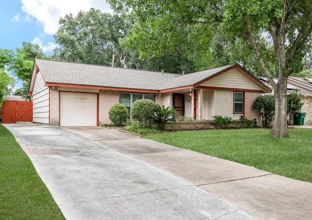 Photo 1 of Sale Pending at 6834 Hendon Ln, Houston, TX 77074 | MLS# 45548190 | Listing updated on 2026-09-21