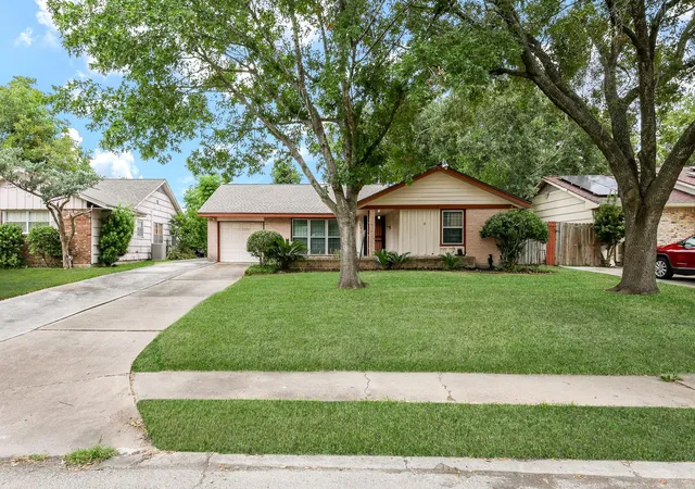 Photo 2 of Sale Pending at 6834 Hendon Ln, Houston, TX 77074 | MLS# 45548190 | Listing updated on 2026-09-21