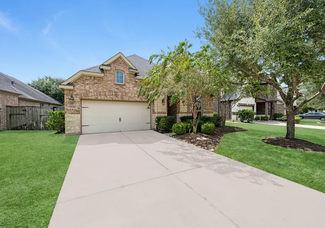Photo 2 of Single family home for sale at 27239 Symphony Crk Ln, Fulshear, TX 77441 | MLS# 3807939 | Listing updated on 2026-09-28