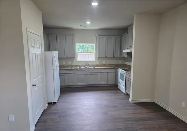 Photo 3 of Single family home for sale at 9904 Dipping Brk St, Houston, TX 77076 | MLS# 73905541 | Listing updated on 2026-09-11