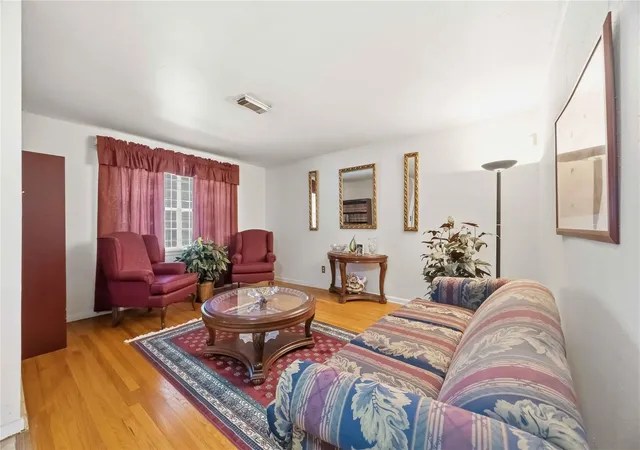 Photo 3 of Single family home for sale at 6202 Crane St, Houston, TX 77026 | MLS# 61107939 | Listing updated on 2026-10-02