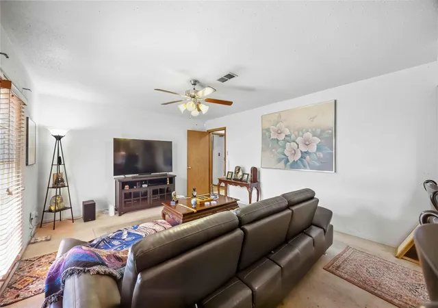 Photo 4 of Single family home for sale at 6202 Crane St, Houston, TX 77026 | MLS# 61107939 | Listing updated on 2026-10-02