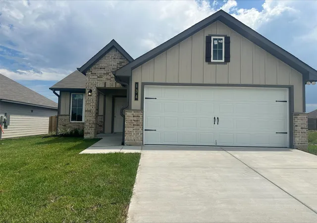 Single family home for sale at 134 Lacebark Loop, Huntsville, TX 77320 | MLS# 30905424