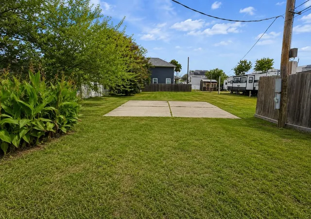 Photo 4 of Sale Pending at 2739 Bay Oaks Harbor Dr, Baytown, TX 77523 | MLS# 53114520 | Listing updated on 2026-09-18