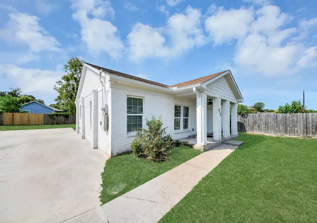 Photo 3 of Sale Pending at 8116 Saint Louis St, Houston, TX 77028 | MLS# 5828153 | Listing updated on 2026-09-21