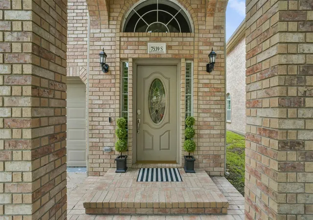 Photo 3 of Sale Pending at 7539 S Linpar Ct, Houston, TX 77040 | MLS# 29769106 | Listing updated on 2026-09-18