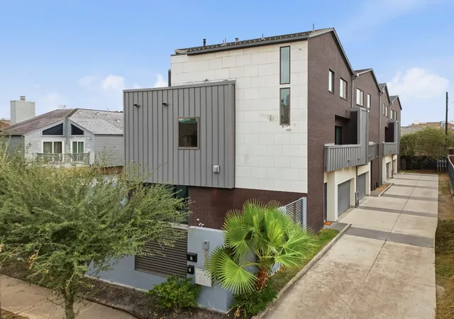 Photo 2 of Townhouse for sale at 1917 Potomac Dr #D, Houston, TX 77057 | MLS# 52405434 | Listing updated on 2026-10-03
