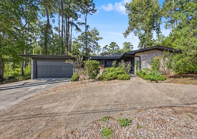 Photo 2 of Single family home for sale at 8 Hanover Ln, Conroe, TX 77304 | MLS# 21722415 | Listing updated on 2026-09-27