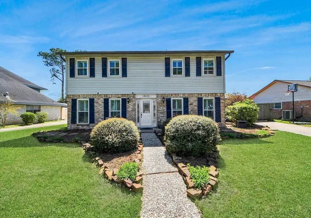 Photo 2 of Single family home for sale at 16406 Shady Elms Dr, Houston, TX 77059 | MLS# 37959904 | Listing updated on 2026-09-05
