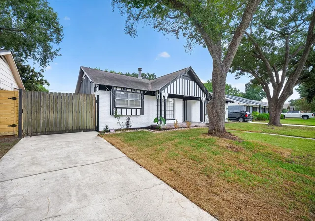 Photo 3 of Single family home for sale at 6038 Cartagena St, Houston, TX 77035 | MLS# 59493358 | Listing updated on 2026-10-02