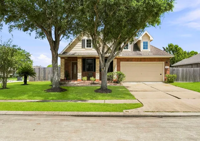 Photo 3 of Single family home for sale at 125 Avery Springs Ln, Dickinson, TX 77539 | MLS# 65928229 | Listing updated on 2026-09-12