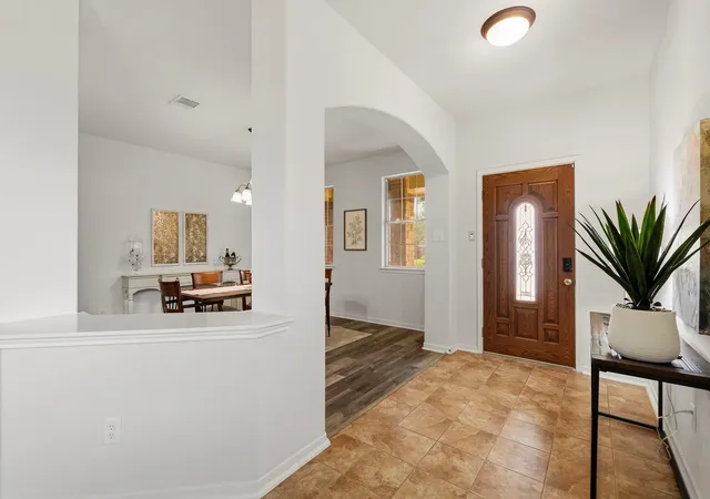 Photo 4 of Single family home for sale at 125 Avery Springs Ln, Dickinson, TX 77539 | MLS# 65928229 | Listing updated on 2026-09-12