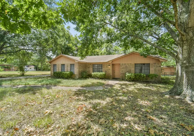 Photo 3 of Sale Pending at 321 Johnson St, Brenham, TX 77833 | MLS# 1093671 | Listing updated on 2026-09-08