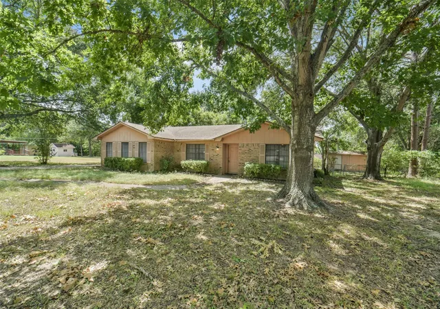 Photo 3 of Sale Pending at 321 Johnson St, Brenham, TX 77833 | MLS# 1093671 | Listing updated on 2026-09-08