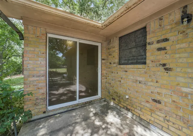 Photo 4 of Sale Pending at 321 Johnson St, Brenham, TX 77833 | MLS# 1093671 | Listing updated on 2026-09-08