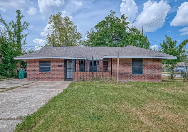 Photo 1 of Single family home for sale at 5431 Willow Glen Dr, Houston, TX 77033 | MLS# 3852823 | Listing updated on 2026-10-05
