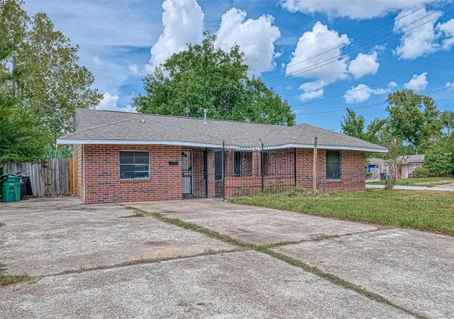 Photo 2 of Single family home for sale at 5431 Willow Glen Dr, Houston, TX 77033 | MLS# 3852823 | Listing updated on 2026-10-05