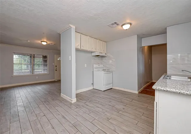 Photo 4 of Single family home for sale at 5431 Willow Glen Dr, Houston, TX 77033 | MLS# 3852823 | Listing updated on 2026-10-05