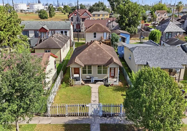 Photo 1 of Single family home for sale at 3420 Illinois St, Baytown, TX 77520 | MLS# 26683045 | Listing updated on 2026-10-08