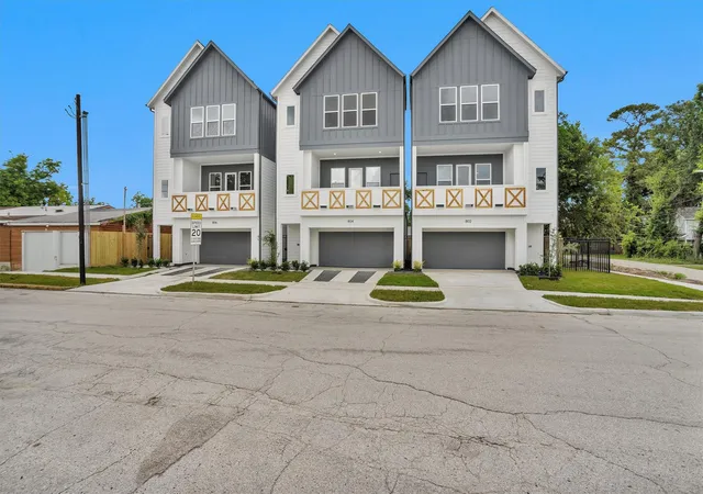 Photo 3 of Single family home for sale at 806 Schweikhardt St, Houston, TX 77020 | MLS# 85066225 | Listing updated on 2026-09-13