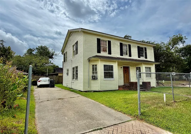Photo 3 of Single family home for sale at 501 Ave I, Conroe, TX 77301 | MLS# 32810635 | Listing updated on 2026-09-07