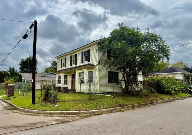 Photo 3 of Single family home for sale at 501 Ave I, Conroe, TX 77301 | MLS# 32810635 | Listing updated on 2026-09-07