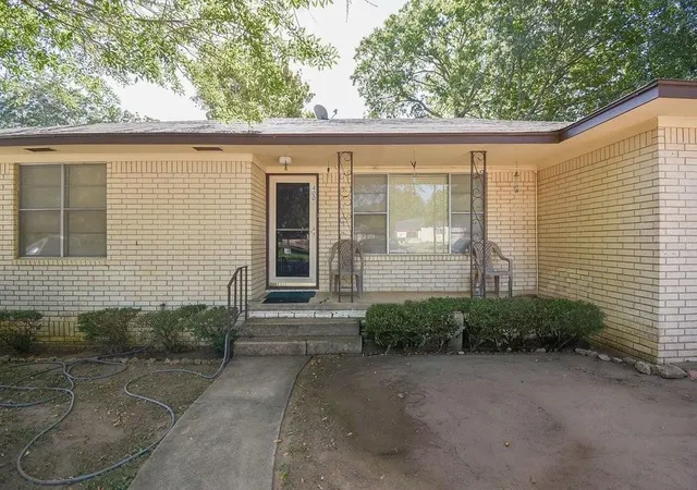 Photo 2 of Single family home for sale at 400 Sandra Dr, Brenham, TX 77833 | MLS# 53922098 | Listing updated on 2026-09-02