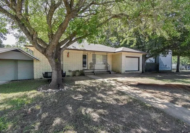 Photo 3 of Single family home for sale at 400 Sandra Dr, Brenham, TX 77833 | MLS# 53922098 | Listing updated on 2026-09-02