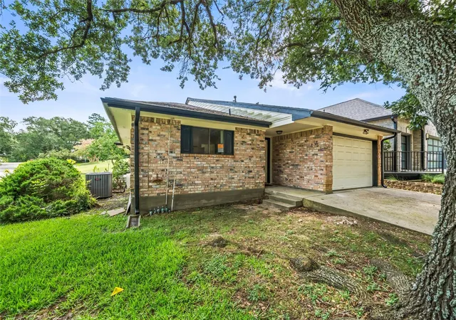 Photo 2 of Single family home for sale at 101 Fairway View Ln, Montgomery, TX 77356 | MLS# 43502321 | Listing updated on 2026-10-08
