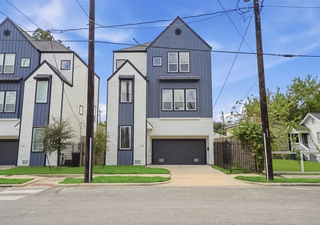 Photo 2 of Single family home for sale at 724 E 33rd Street, Houston, TX 77022 | MLS# 73556053 | Listing updated on 2026-10-05
