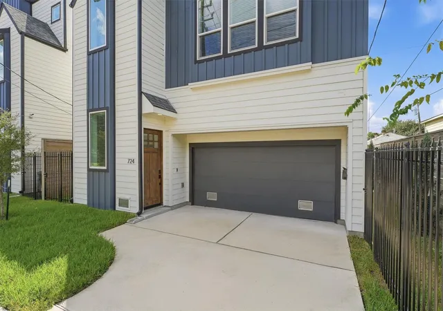 Photo 3 of Single family home for sale at 724 E 33rd Street, Houston, TX 77022 | MLS# 73556053 | Listing updated on 2026-10-05