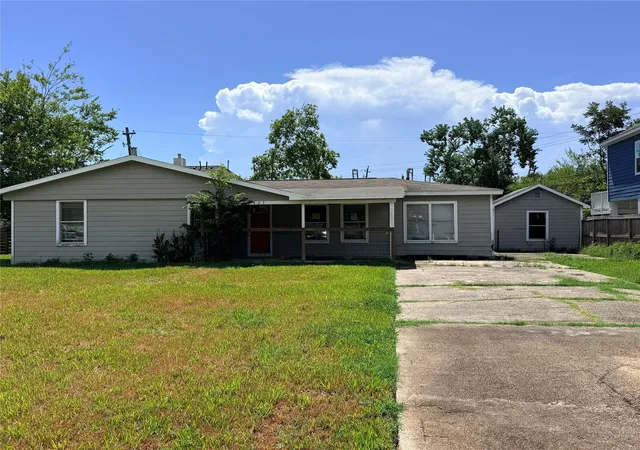 Photo 1 of Single family home for sale at 323 Seagrove St, La Porte, TX 77571 | MLS# 52438076 | Listing updated on 2026-10-02