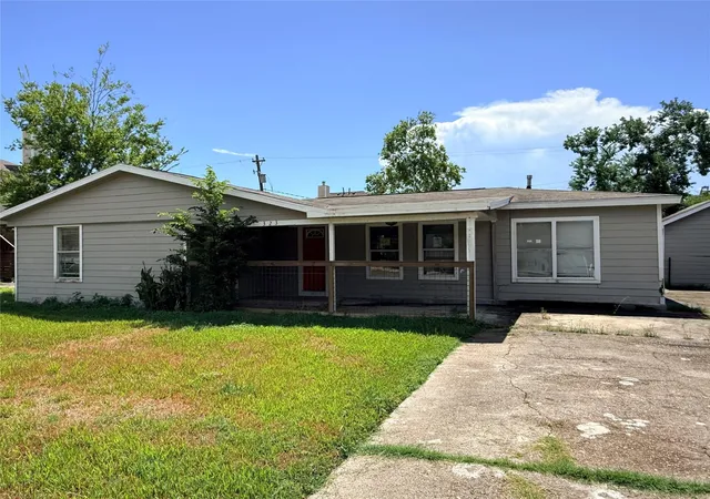 Photo 3 of Single family home for sale at 323 Seagrove St, La Porte, TX 77571 | MLS# 52438076 | Listing updated on 2026-10-02