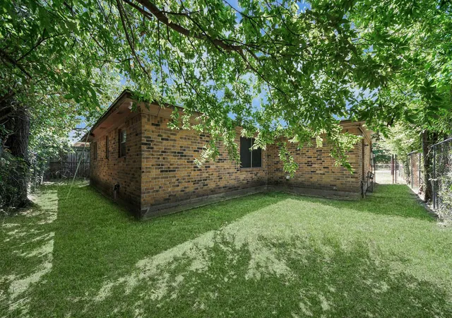 Photo 4 of Single family home for sale at 4425 Sumpter St, Houston, TX 77020 | MLS# 15418050 | Listing updated on 2026-09-01