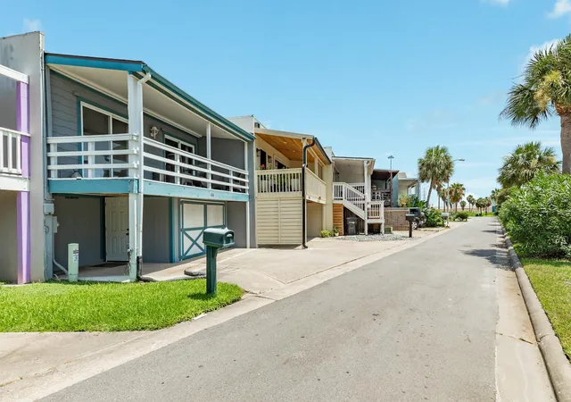 Photo 3 of Townhouse for sale at 46 Harbour Cir, Galveston, TX 77554 | MLS# 81675012 | Listing updated on 2026-09-11