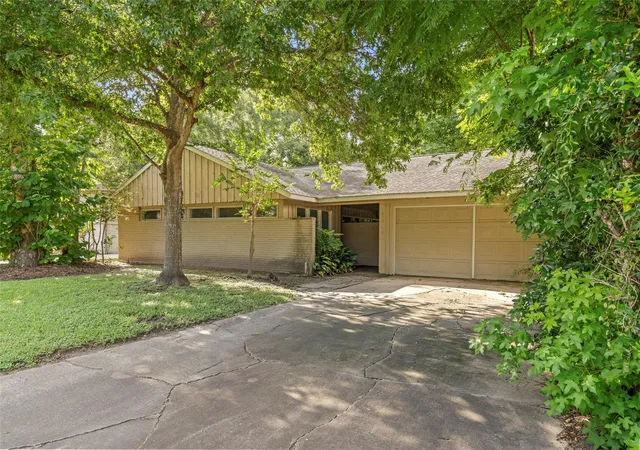 Photo 3 of Single family home for sale at 5146 Carew St, Houston, TX 77096 | MLS# 25930323 | Listing updated on 2026-09-03